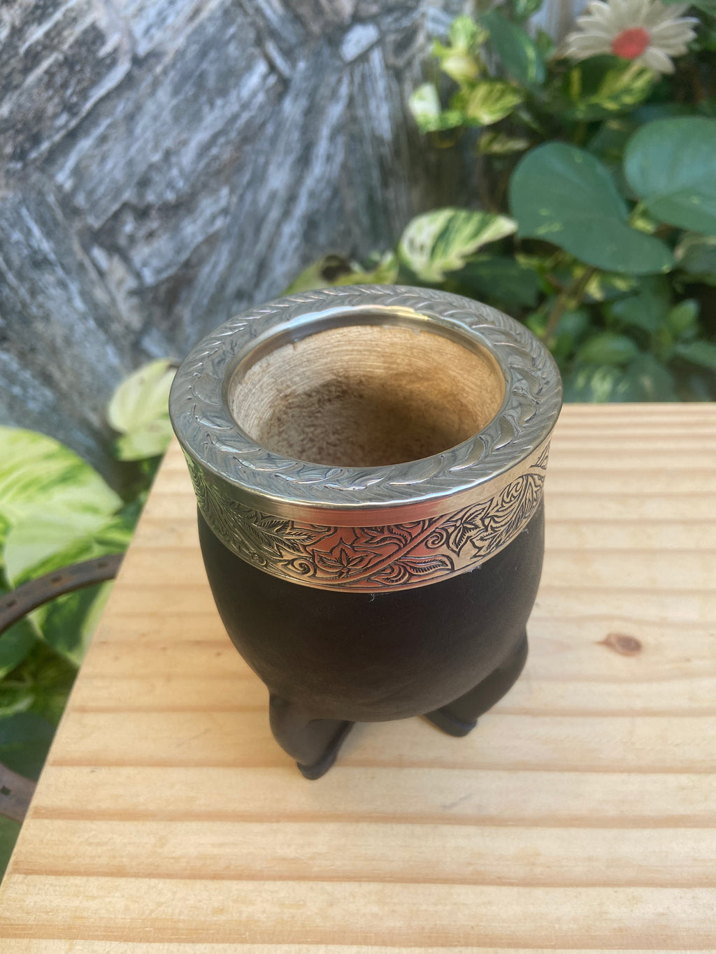 Mate Imperial Alpaca Cincelada Color Negro Diseño Flora