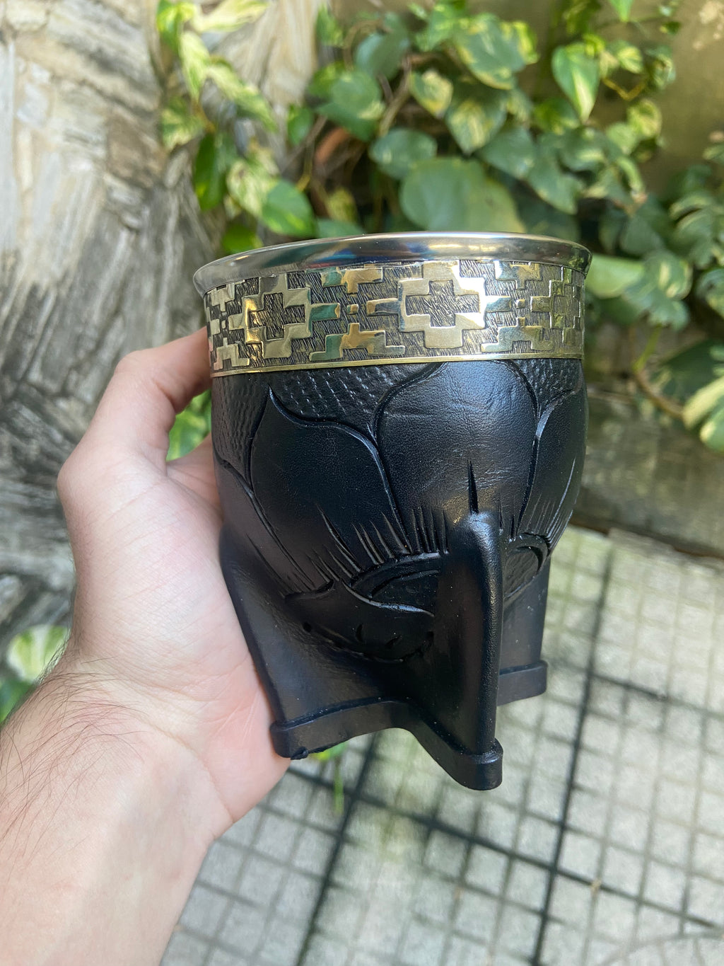 Mate Imperial Repujado Color Negro Diseño Pampa