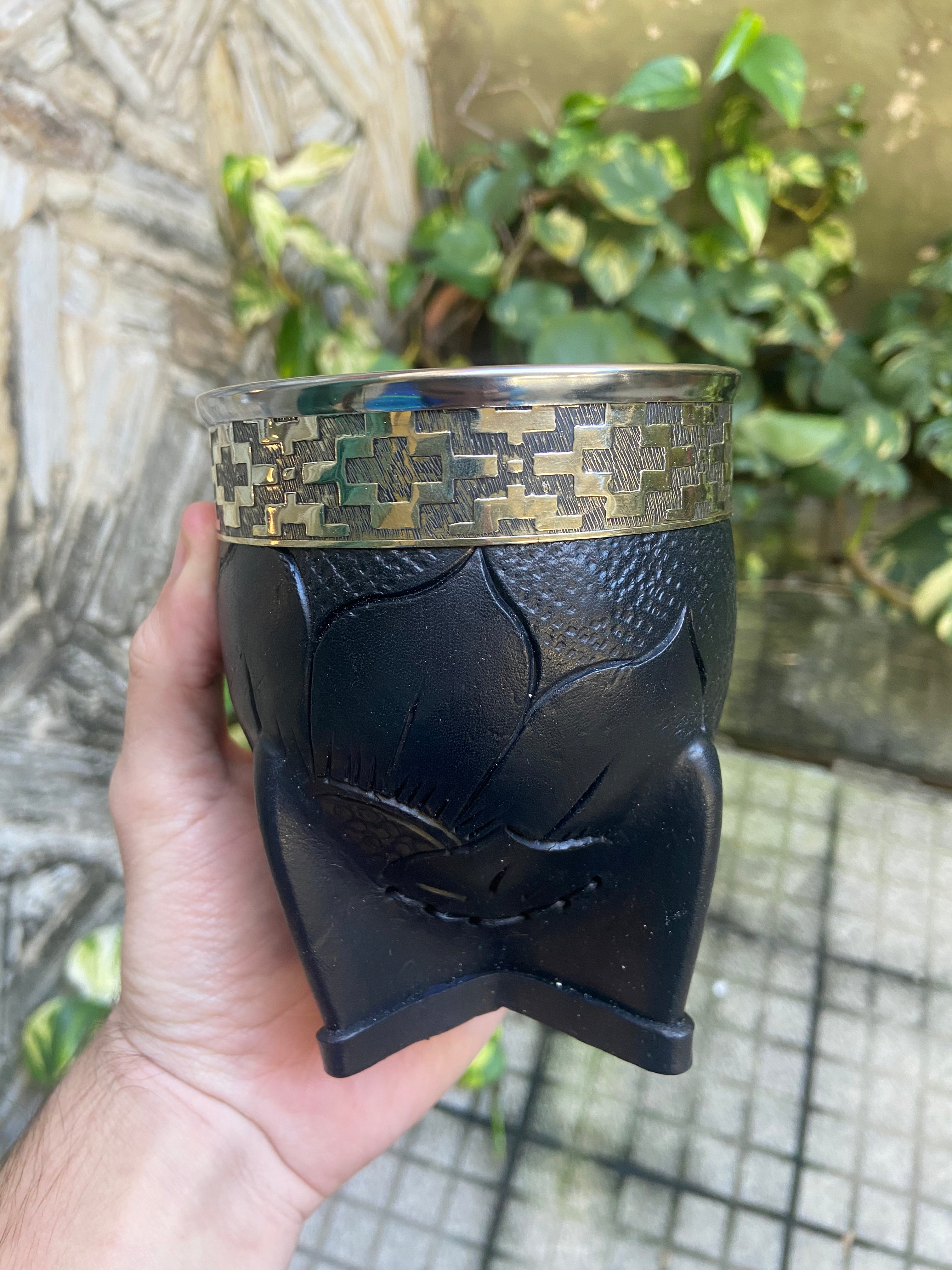 Mate Imperial Repujado Color Negro Diseño Pampa