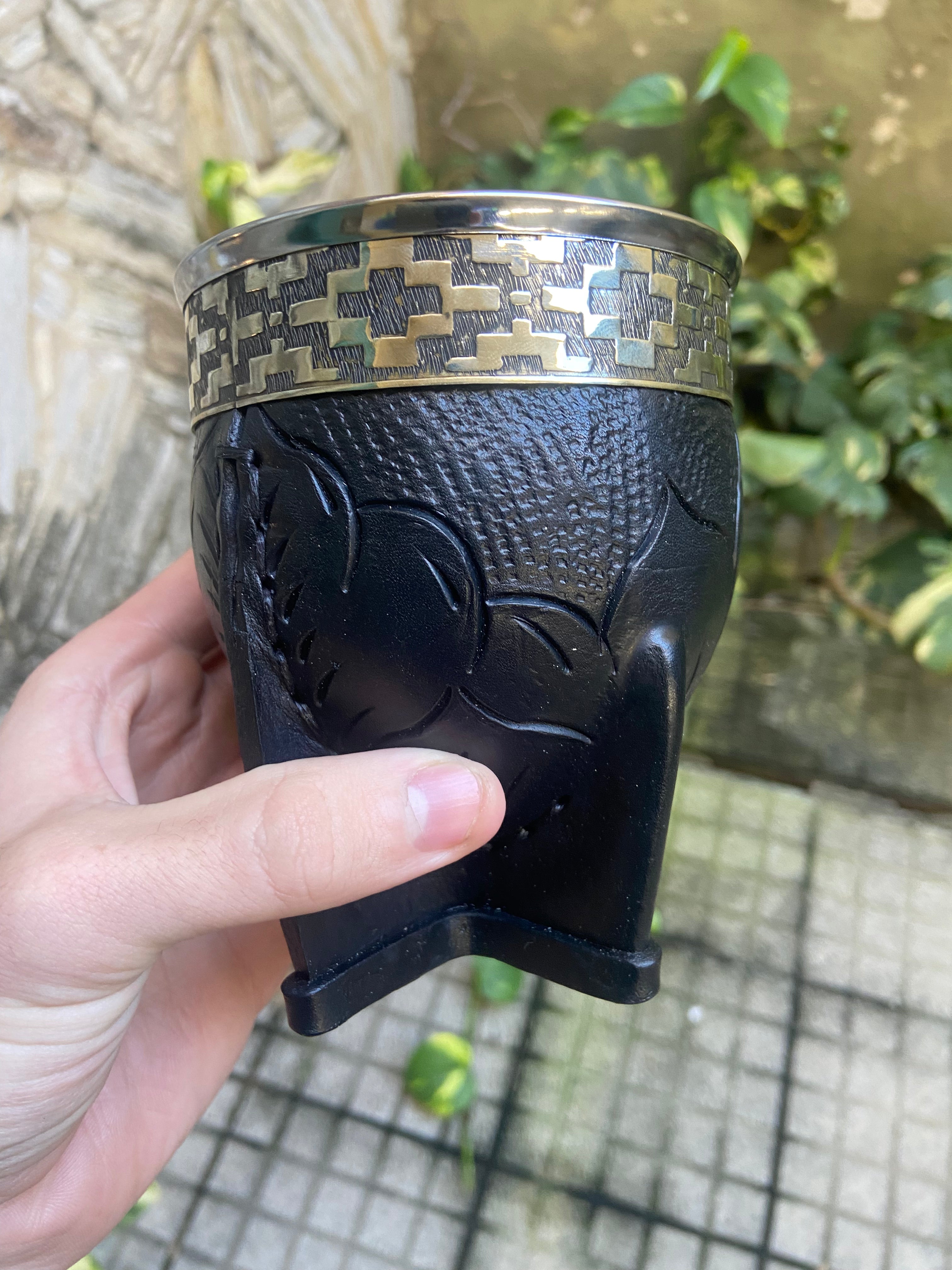 Mate Imperial Repujado Color Negro Diseño Pampa
